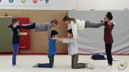 Des acrobates chez les Cm2